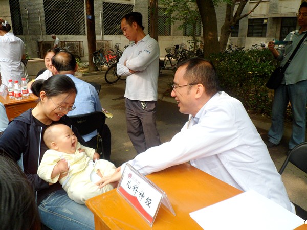 1450421986675125.jpg 2013义诊_副本.jpg